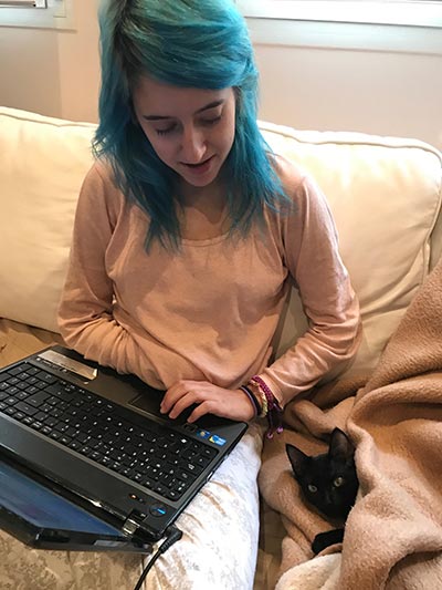 Se ha traido una gatita de nombre Luna que siempre está con ella